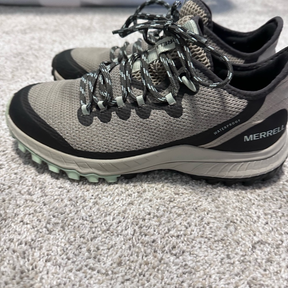Merrell woman bravada waterproof sneaker excellent condition